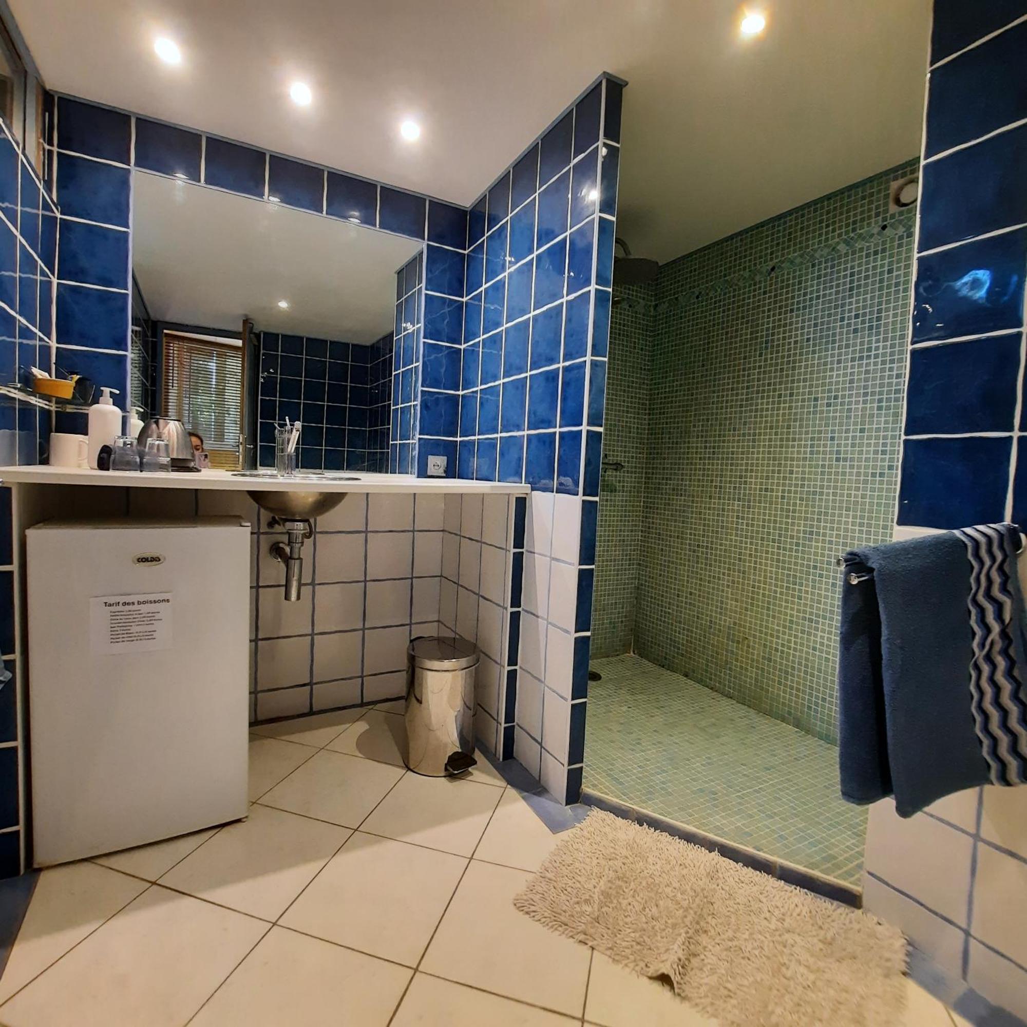 Les 3 Saisons Bed & Breakfast Cucuron Bagian luar foto