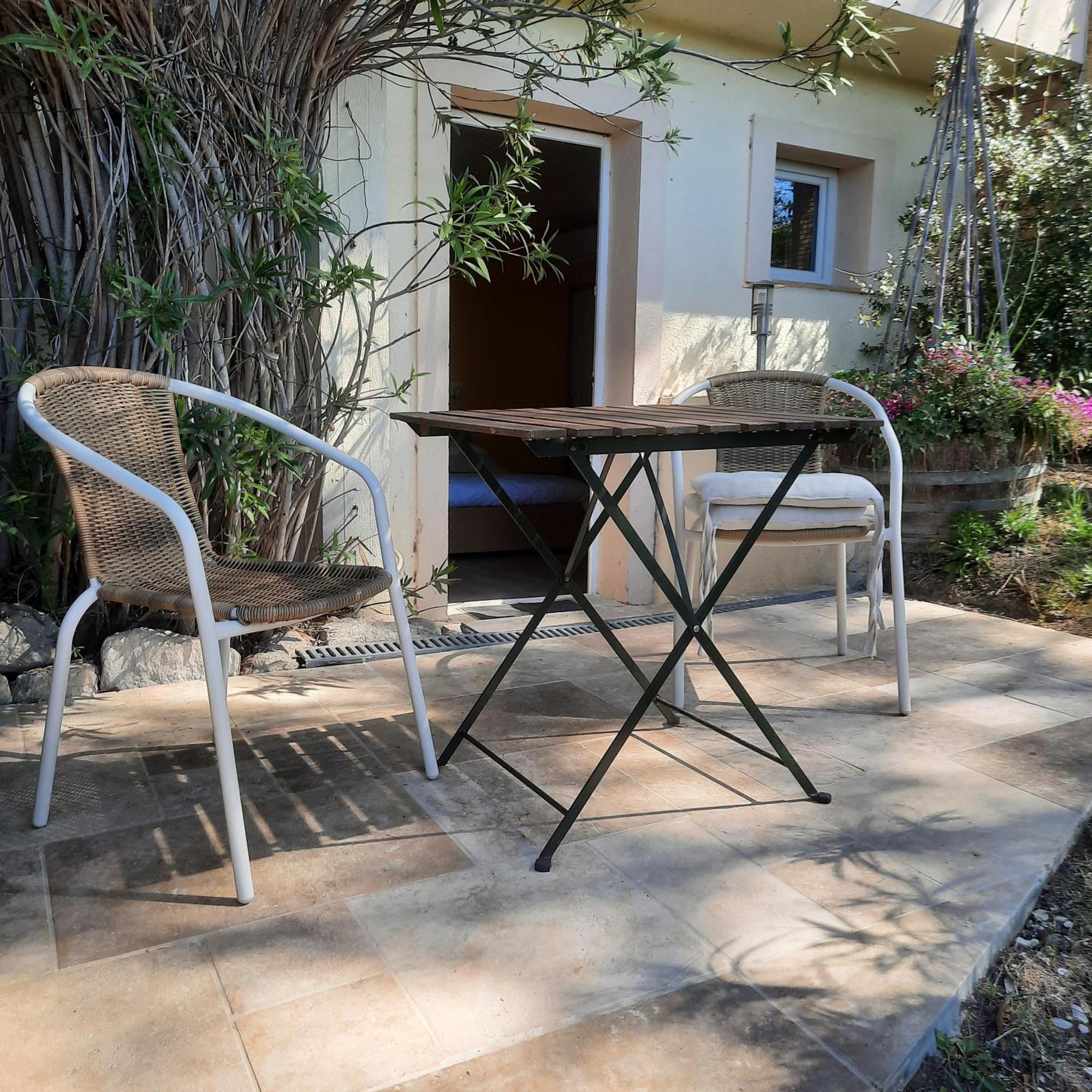 Les 3 Saisons Bed & Breakfast Cucuron Bagian luar foto