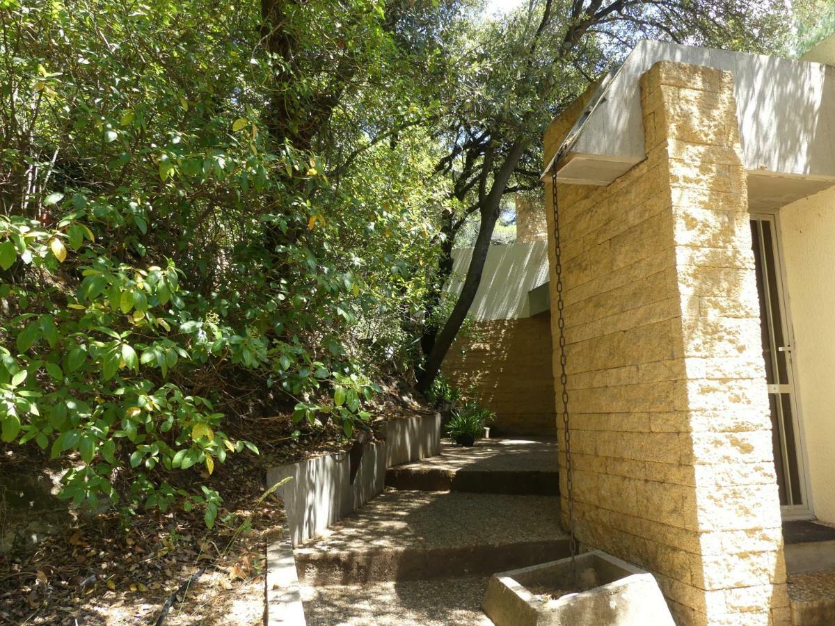 Les 3 Saisons Bed & Breakfast Cucuron Bagian luar foto
