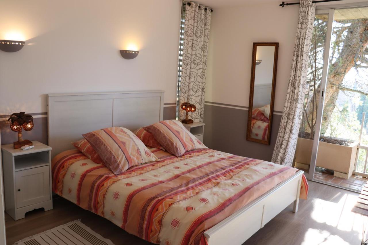 Les 3 Saisons Bed & Breakfast Cucuron Bagian luar foto